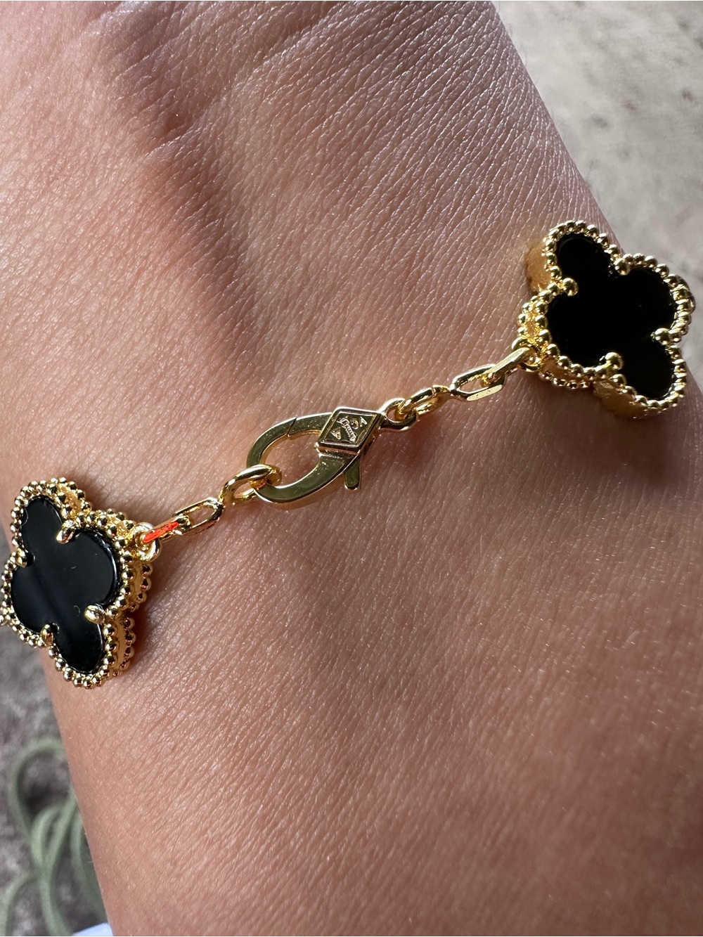 Van Cleef & Arpels Vintage Alhambra 5 Motifs Bracelet 18K Yellow Gold and Onyx - Picture 9 of 13